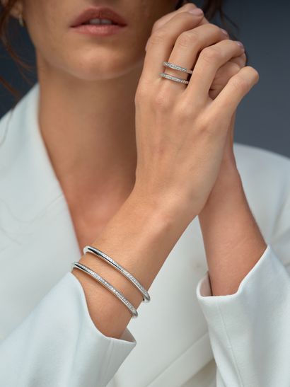 ANTONINI
Demi parure en or gris 18k comprenant...