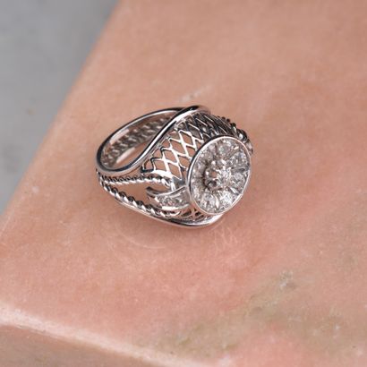Bague années 40 en or blanc 18k et platine...