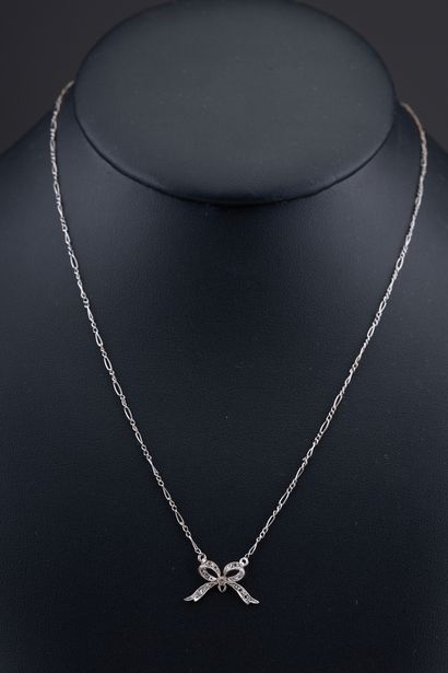Collier en or gris 18k 750 millièmes retenant...