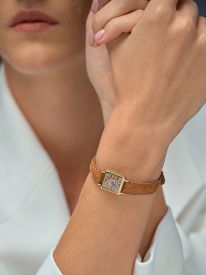 JEAGER LECOULTRE
Montre de dame en or jaune...