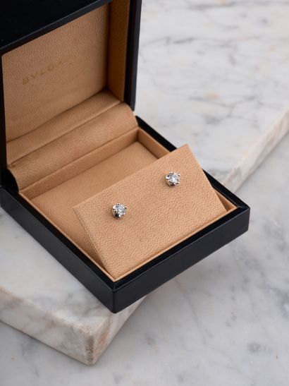 BULGARI
Puces en or gris 18k ornées de diamants...