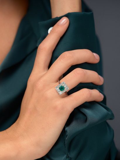 Bague en or gris 18k 750 millièmes de forme...