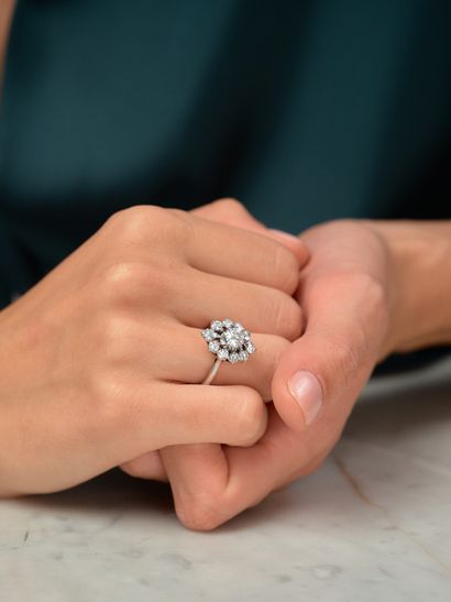 Bague fleur en or gris 18k 750 millièmes...