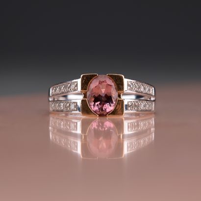 Bague en deux tons d'or 18k ornée d'un saphir...