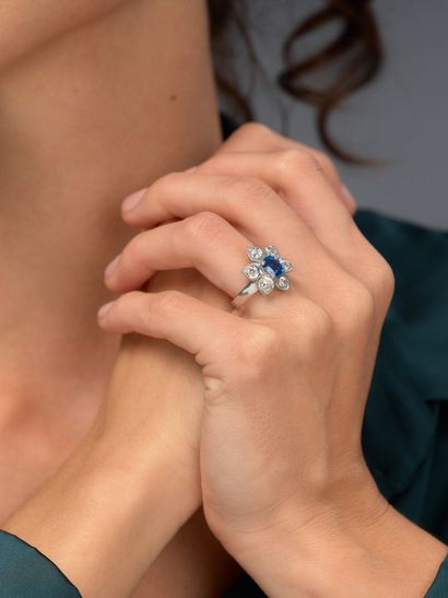 Bague en or gris 18k 750 millièmes ornée...