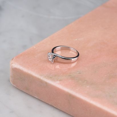 Bague en or blanc 18k 750 millièmes ornée...