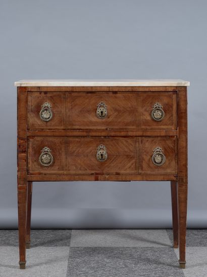 Petite commode en bois de placage de style...