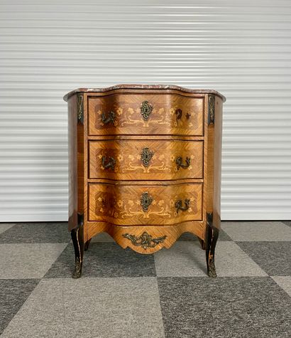 Petite commode mouvementé, de forme arbalète...