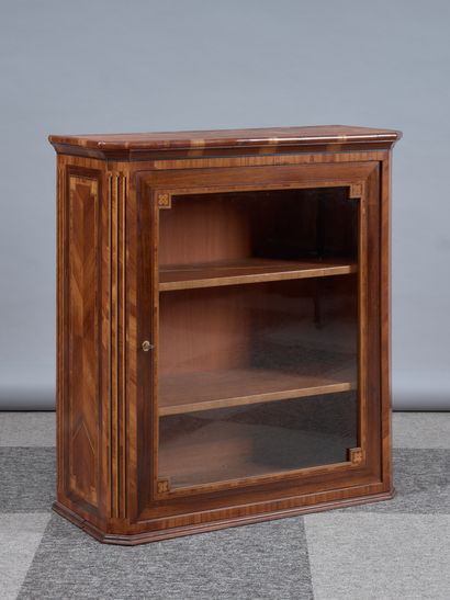 Petite vitrine à pans coupés en bois de placage...