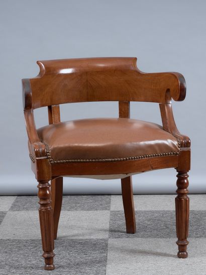 Fauteuil de bureau en acajou à accoudoir...