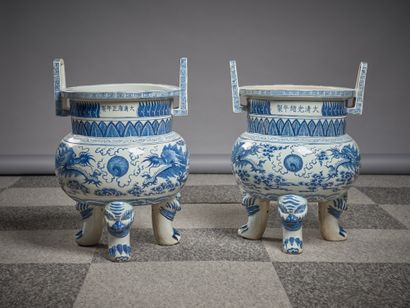CHINE, XXe siècle
Paire de brûle-parfums...