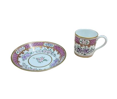 LIMOGES
Partie de service à café en porcelaine...