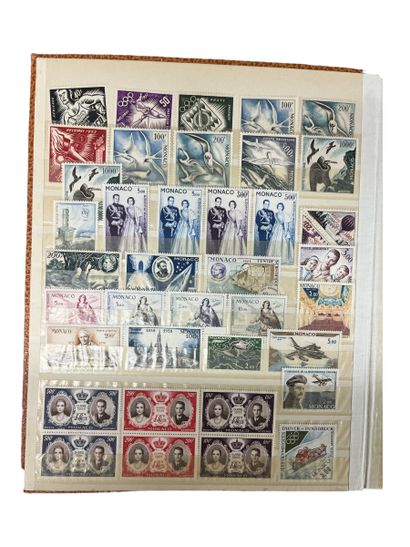 MONACO: Collection en 1 album de timbres...