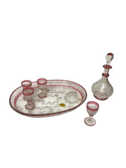 Goutte d'eau en verre coloré et gravé à décor...