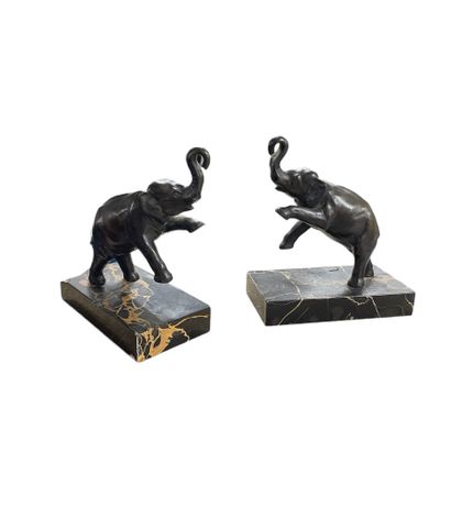 Paire de serre-livres figurant des éléphants...