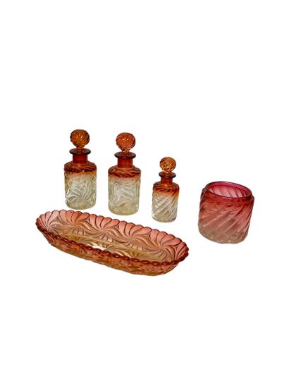 BACCARAT, 
Garniture de toilette en verre...