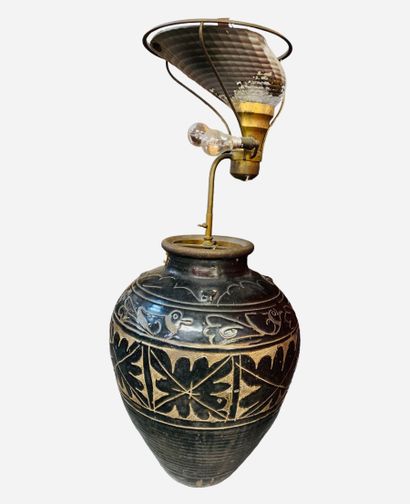 Important vase de forme ovoïde en céramique...