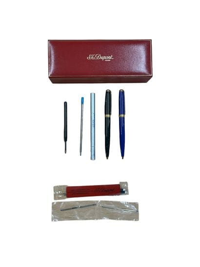 DUPONT
A set of two ballpoint pens with gold...
