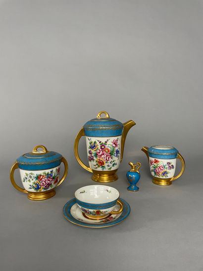 LIMOGES
Partie de service à thé en porcelaine...