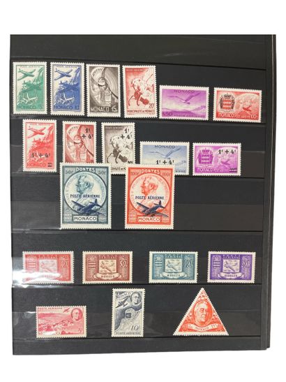 MONACO : dans 3 albums, collection de timbres...