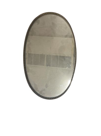 Miroir de forme ovale entourage de laiton...