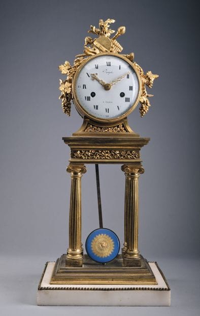 Pendule en bronze doré, le cadran à chiffres...