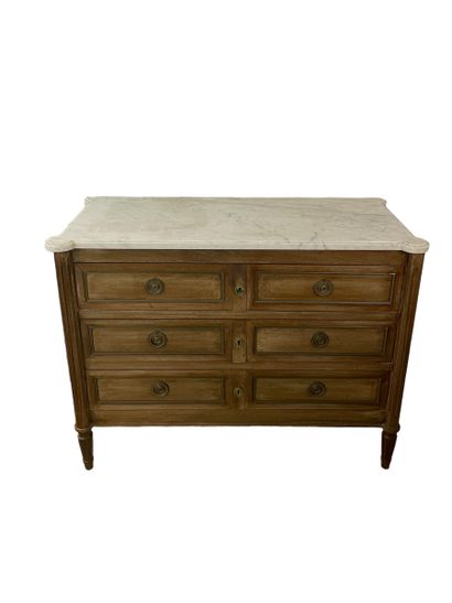 Commode en bois naturel ouvrant par trois...
