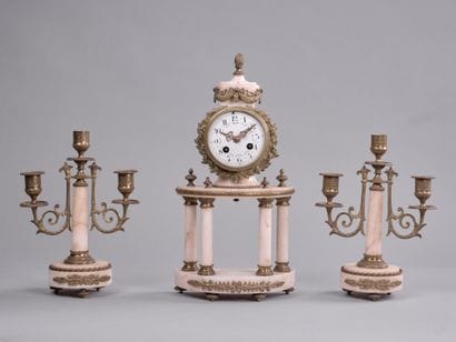 Garniture de cheminée de style Louis XVI...
