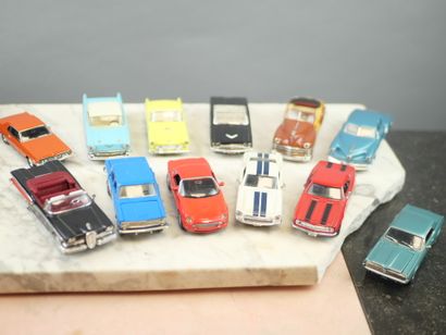 Lot de voitures diverses sans boite comprenant:
-...