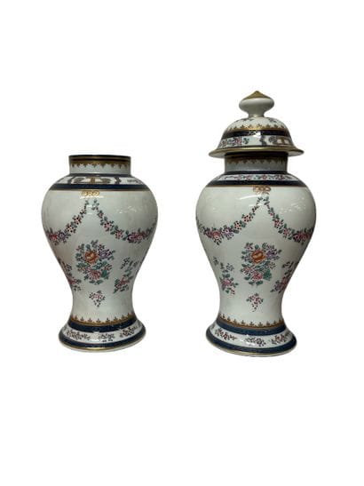 Paire de potiches de forme balustre en porcelaine...