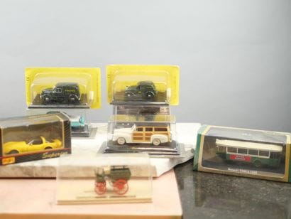 Lot de 8 voitures divers
comprenant:
- Ford...