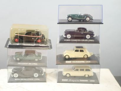 Lot de 7 voitures des années 50 à l'échelle...