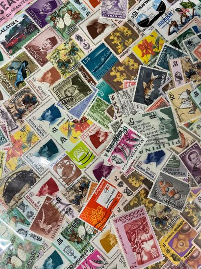 MONDE : gros lot de timbres du monde dans...