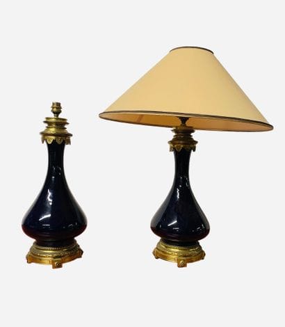 Paire de vases de forme balustre en porcelaine...