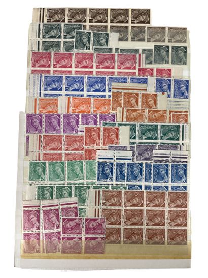 FRANCE : collection de timbres dans 5 albums...