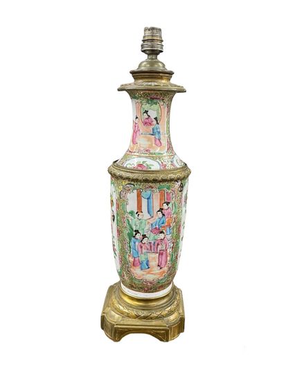 CHINE - CANTON, XXe
Vase de forme balustre...