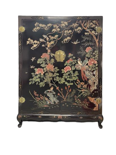 CHINE, XXe
Buffet en bois laqué noir à riche...