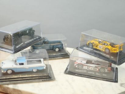 Lot de 5

 voitures divers à l'échelle 1...