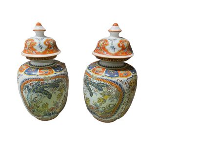 CHINE XXe 
Paire de potiches en porcelaine...