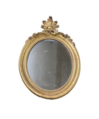 Miroir de forme ovale en bois et stuc doré...