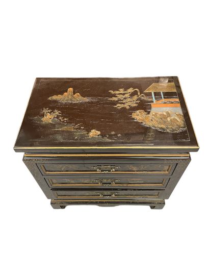 Dans le goût asiatique
Petit meuble en bois...
