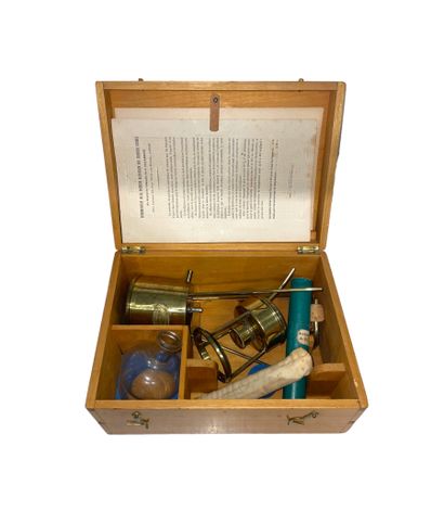 Alcoomètre dans son coffret en bois. 
Dimensions...