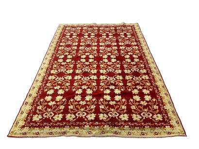 CHINE, moderne 
Tapis fond rouge à décor...