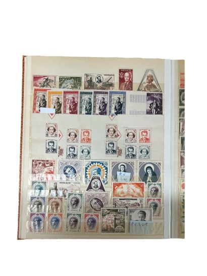 MONACO: Collection en 1 album de timbres...