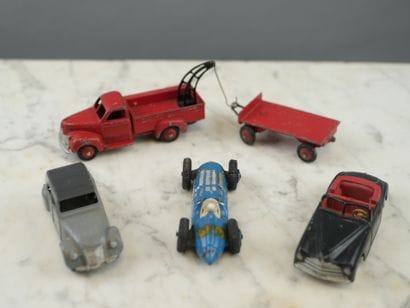 DINKY TOYS
Lot de 4 comprenant : 
- Une 2CV...