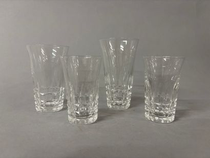 Partie de service de verres en cristal taillé...