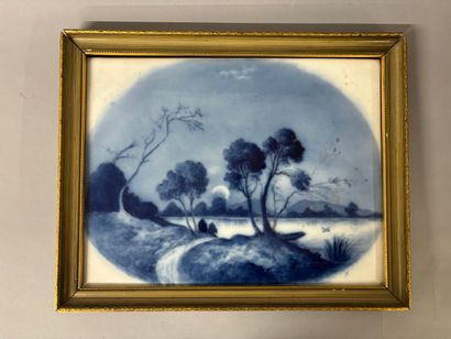 Plaque en porcelaine émaillée à décor en...