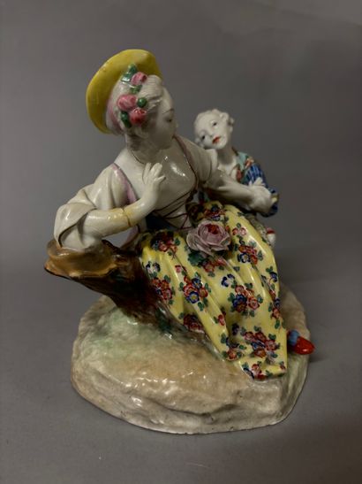 Groupe en porcelaine émaillée polychrome...