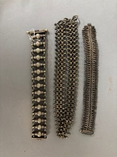A lot of three pieces of jewelry in 800 thousandths...