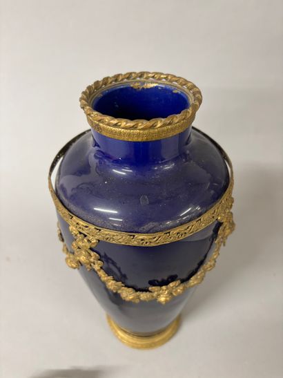 SEVRES, dans le goût de 
Vase de forme balustre...